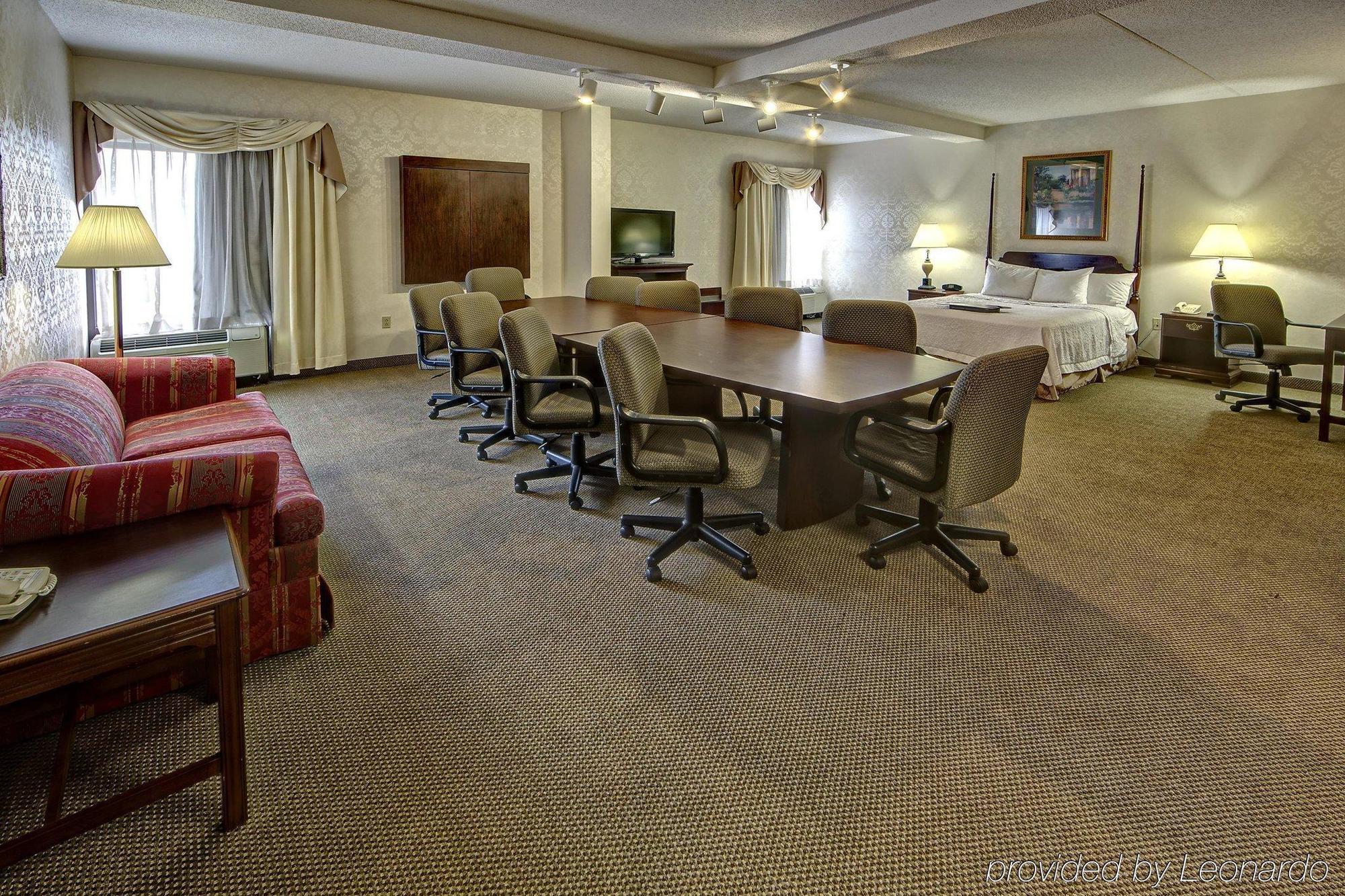 Hampton Inn Морристаун Экстерьер фото